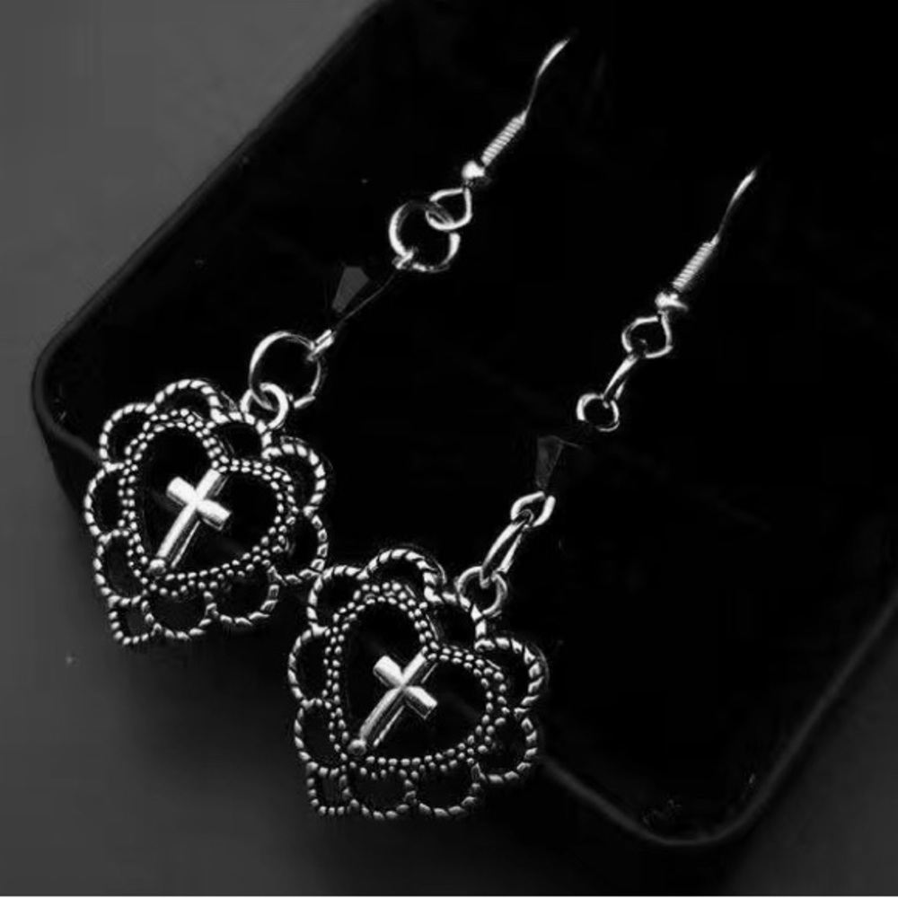 Women’s/girls pierced earrings